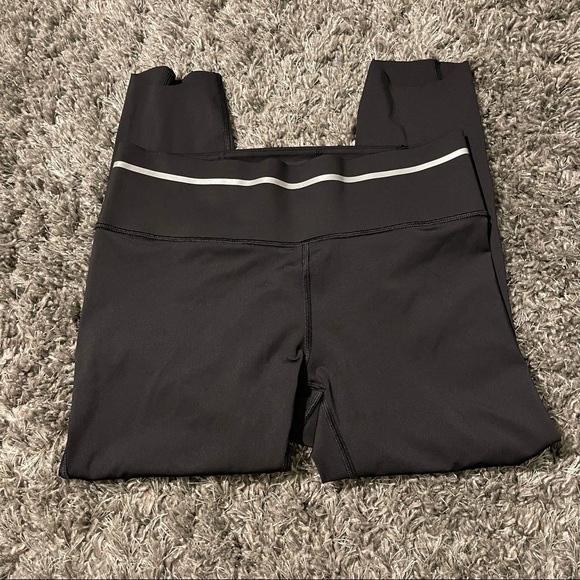 Athleta Black Sonic Capri Leggings size M High Rise Raw Hem Reflective - Picture 7 of 8